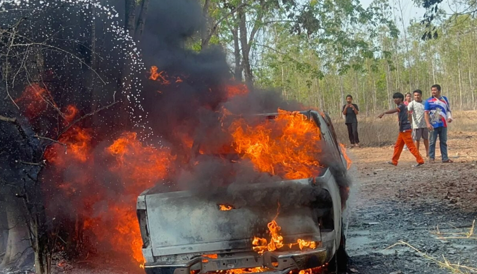 Пикап стоявший весь день на солнце загорелся в провинции Бурирам от взрыва зажигалки