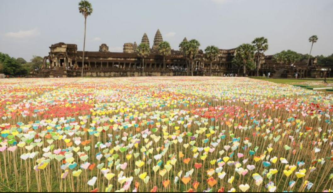 Камбоджа установила рекорд по демонстрации сердечек-оригами в рамках благотворительной акции