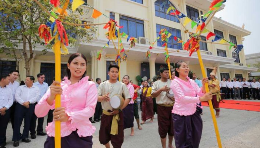 Кхмерский Новый год привлекает традиционных танцоров