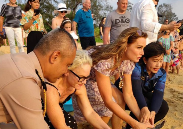 Актриса Брук Шилдс приняла участие в выпуске черепах в море на пляже Май Кхао