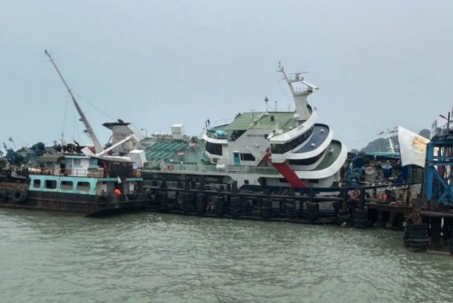 Один из паромов компании Raja Ferry получил пробоину и частично затонул