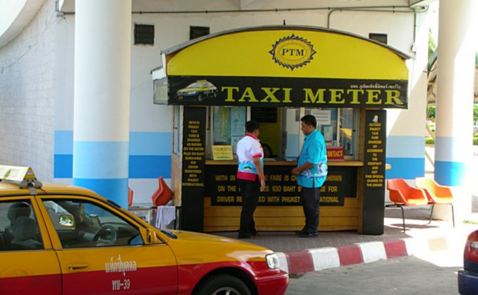 Официальные лица проверили такси в аэропорту Пхукета