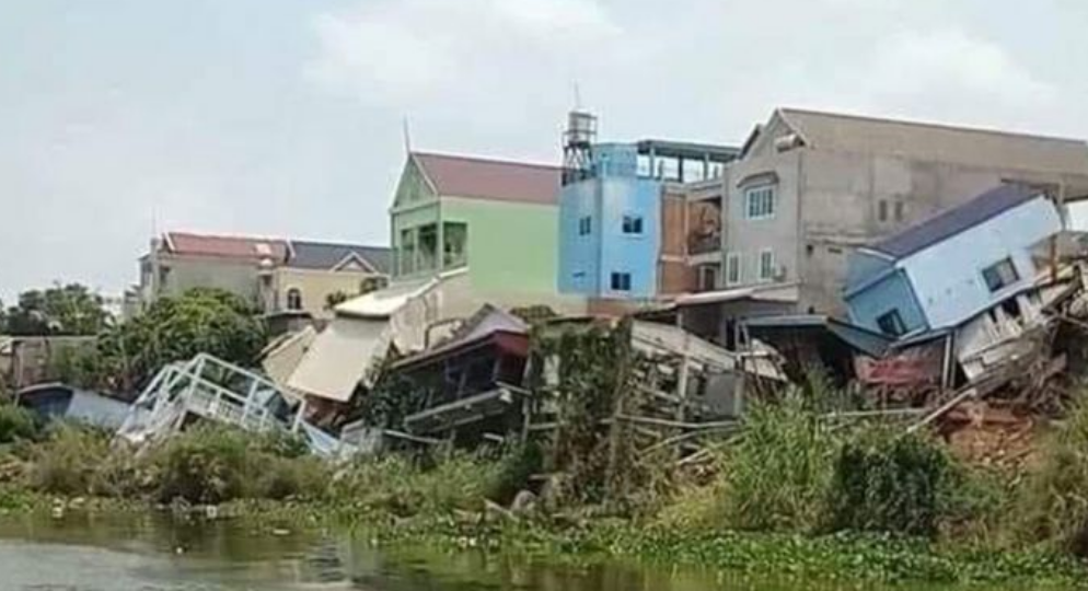 40 домов рухнули в реку Бассак из-за снижения уровня воды