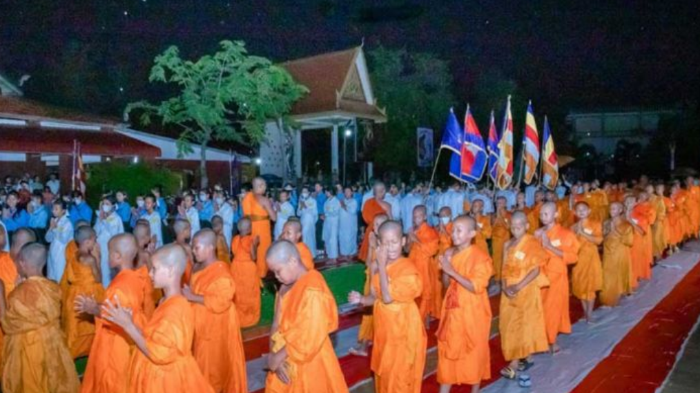 В пагоде Баттамбанг посвящено 200 монахов