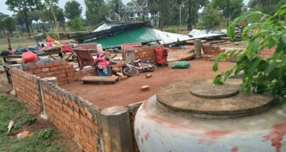 Сильные порывы ветра разрушили 57 домов в Кампонг Спеу