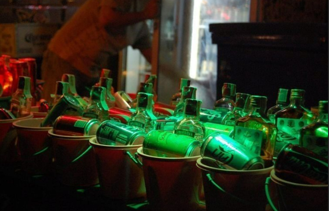 Выборы в местный городской совет будут сопровождаться  24-часовым запретом на продажу спиртного в Патонге