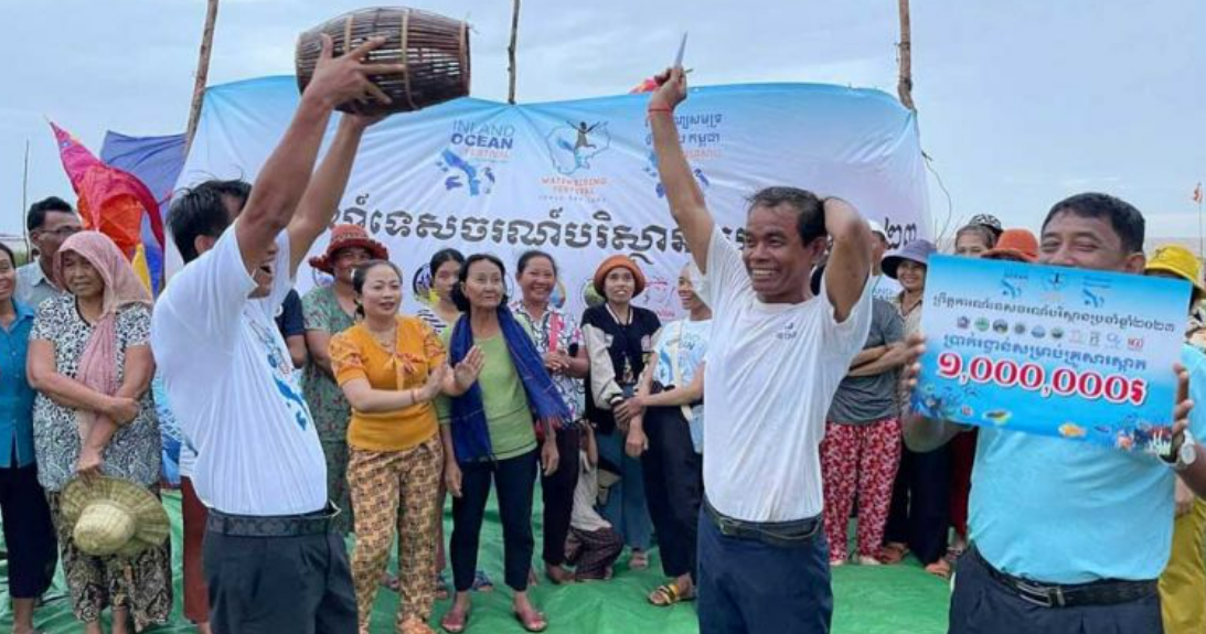 Семьи из плавучих деревень в Камбодже признаны «образцами»