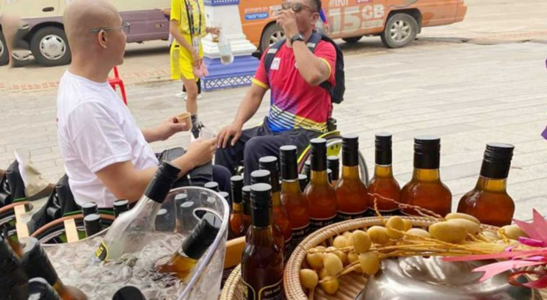 Учитель английского языка на пенсии получил признание Министерства промышленности Камбоджи за превращение сухофруктов в изысканное вино