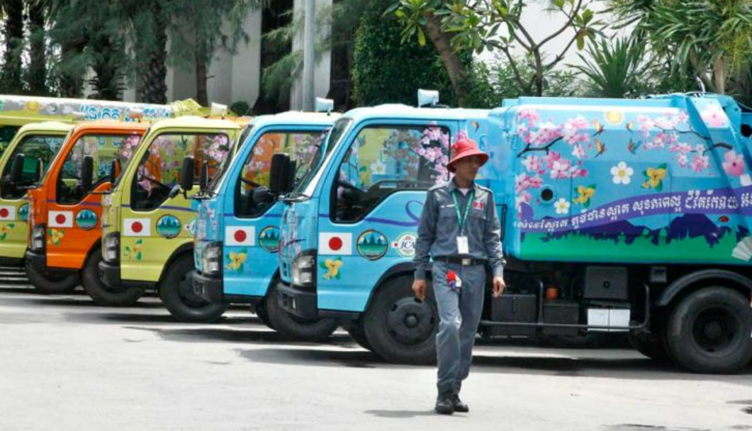 Япония пожертвовала Камбодже парк новых грузовиков для утилизации отходов