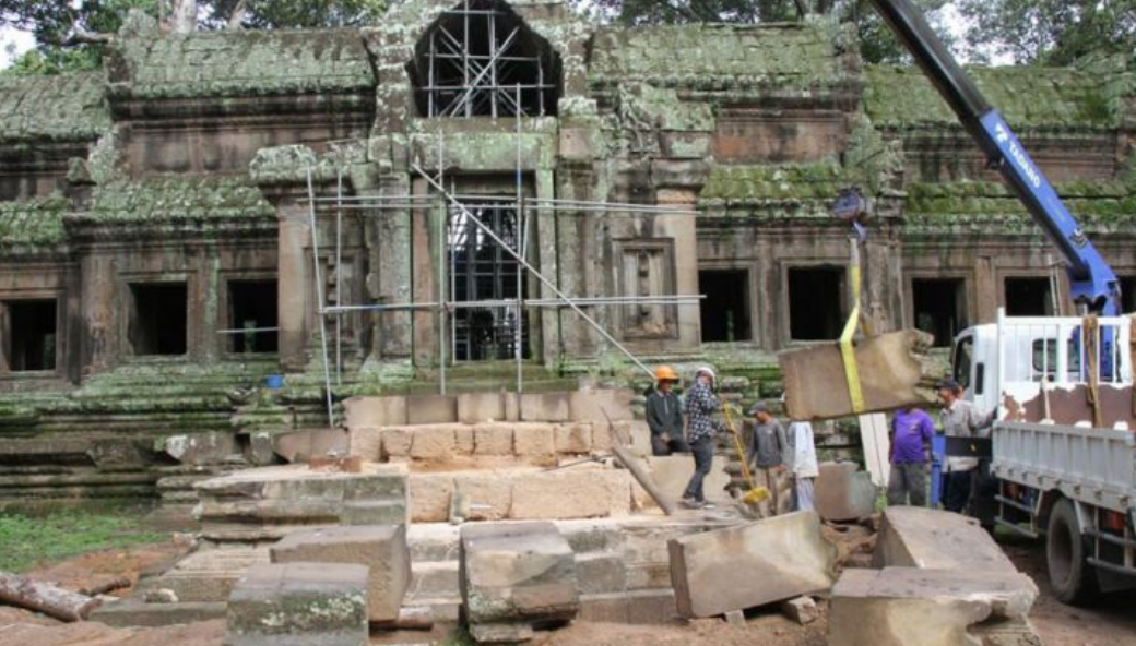 В Ангкор реставрируют и укрепляют старинную лестницу