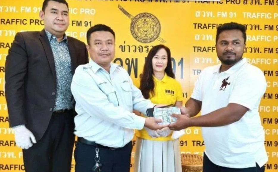 В Таиланде таксист вернул пассажиру потерянные им 10,5 тысячи долларов