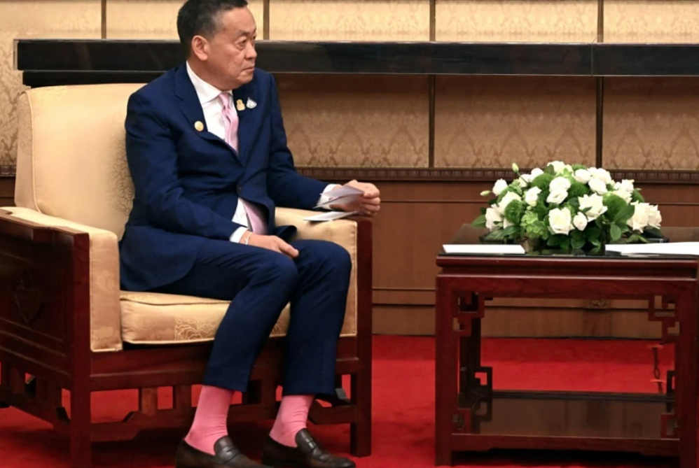 Премьер Таиланда надел розовые носки на встречу с Путиным из-за традиций страны
