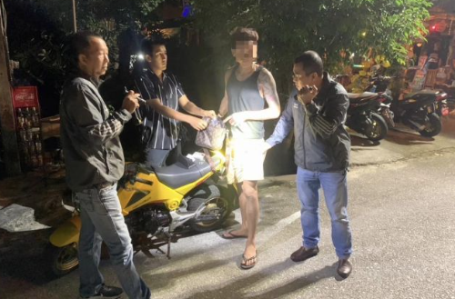 Полиция Патонга арестовала уличного зазывалу, торговавшему трамадолом на Бангла-Роуд