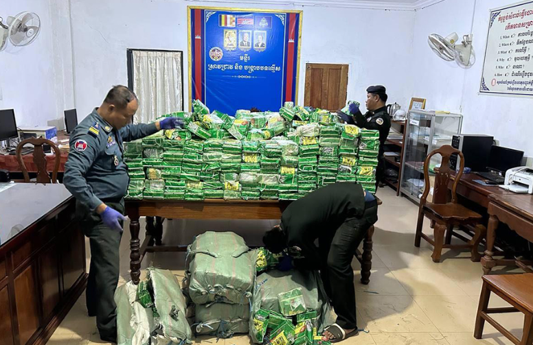В провинции Преах Вихеа обнаружили тонну наркотиков в брошенном автомобиле