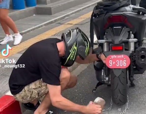 Полиция Пхукет-Тауна прокомментировала резонансное видео с туристом, самовольно освобождающим свой мотоцикл от блокировки
