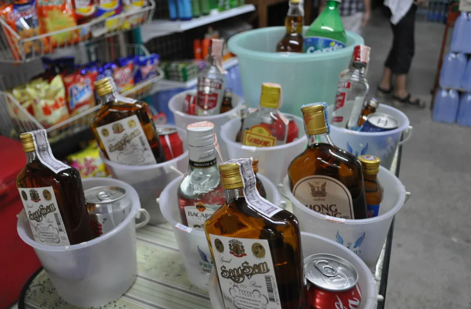 Профильный комитет правительства Таиланда рассмотрит петицию бизнеса об отмене старого запрета на продажу спиртного с 14:00 до 17:00