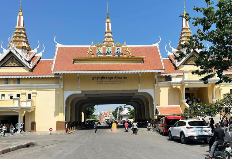 Премьер-министр Камбоджи отменил плату за повторный въезд в Сонгкран