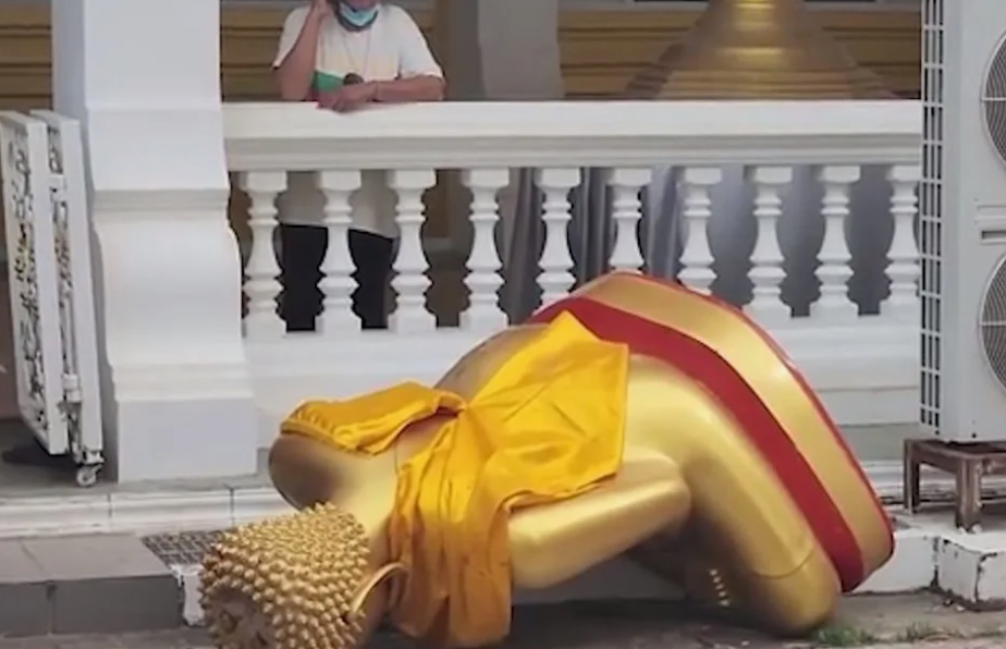 Моментальная карма: в Таиланде статуя Будды убила мужчину, устроившего погром в храме