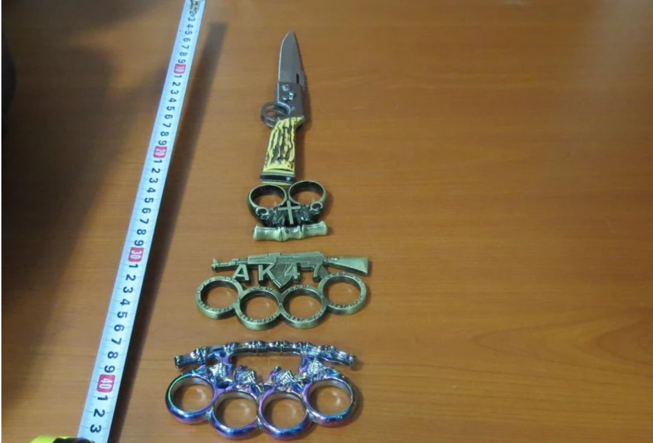 Таможенники изъяли у томского туриста из Таиланда нож и три кастета