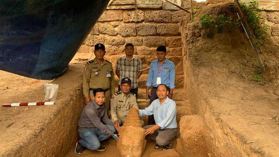Исследовательская группа раскопала голову статуи Дэва у Ворот Победы Ангкор Тома