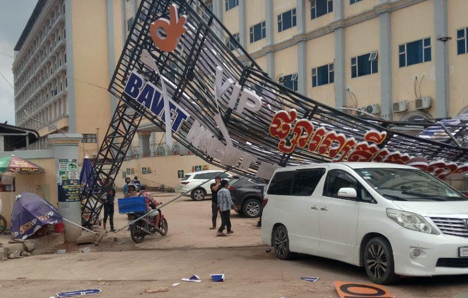 Сильный ветер и гроза обрушили рекламный щит на автомобиль в  провинции Свайриенг