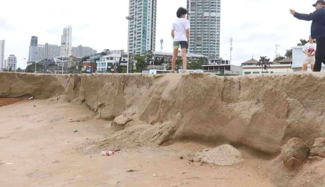 Чиновники Паттайи провели инспекцию эрозии песка на пляже Наджомтьен