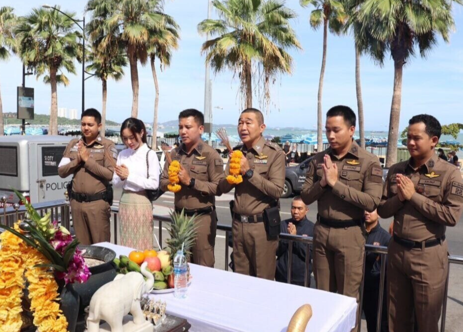 Центральный полицейский участок Паттайя отметил свое 40-летие церемонией на пляже