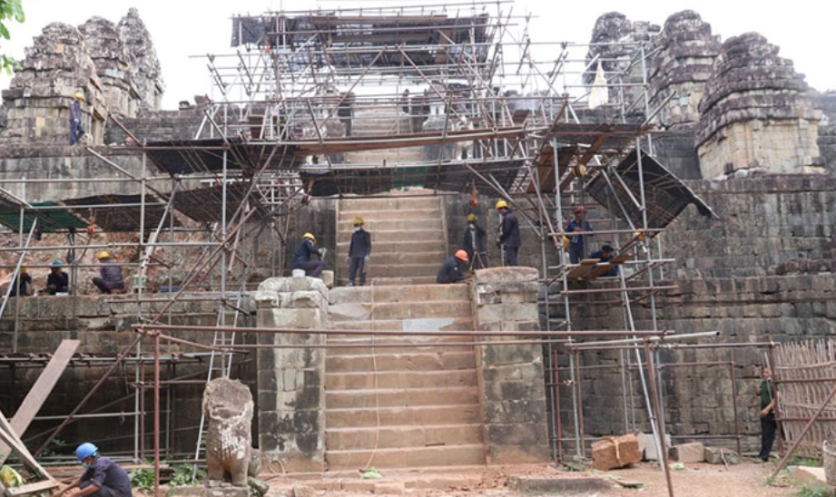 Ремонт южной лестницы и статуй львов в храме Пном Бакхенг