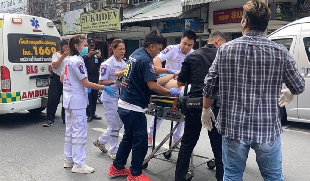 Турист из Гонконга выпал из сонгтео на Pattaya Second Road и получил серьезные травмы.