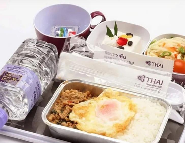 Популярный тайский стритфуд появился в бортовом меню авиакомпании «Thai Airways»