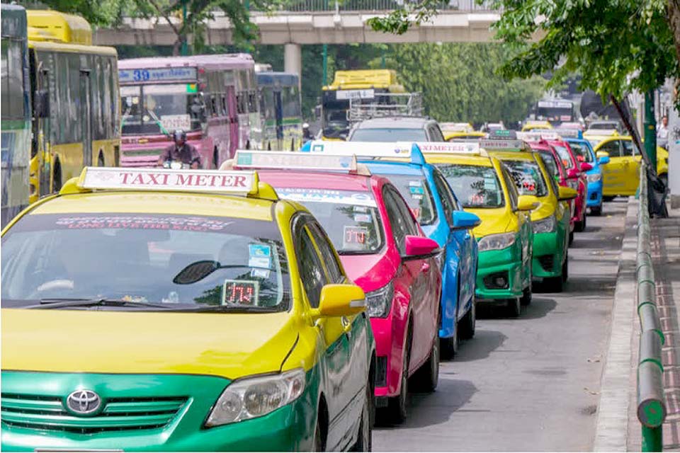 Тайские таксисты, пострадавшие от блокировки получат финансовую помощь