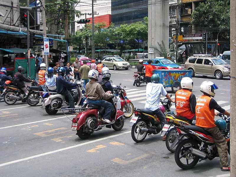Тайского мотоциклиста оштрафовали за непристегнутый ремень безопасности