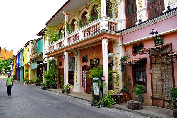 Тематические рисунки украсят перекрёстки old Phuket town