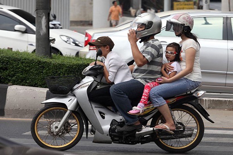 Большинство тайских мотоциклистов не надевают шлемы