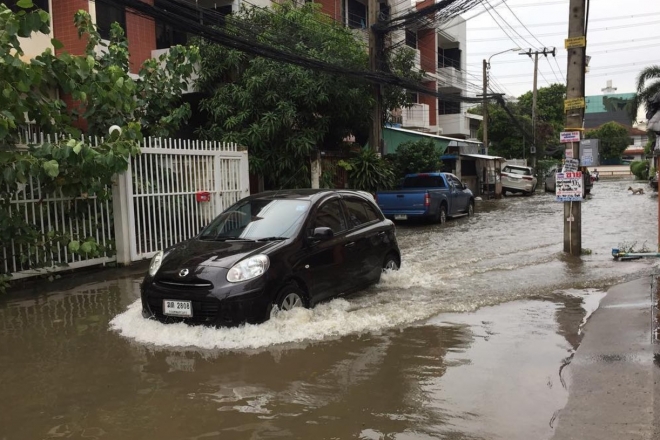 Улицы Бангкока скрылись под водой