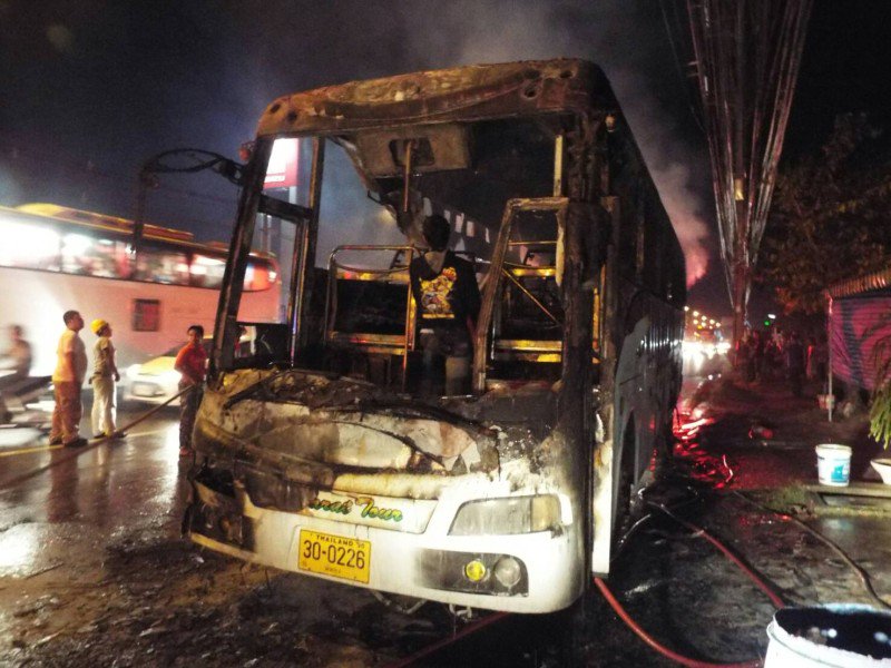 В Ко-Кэу загорелся автобус с туристами