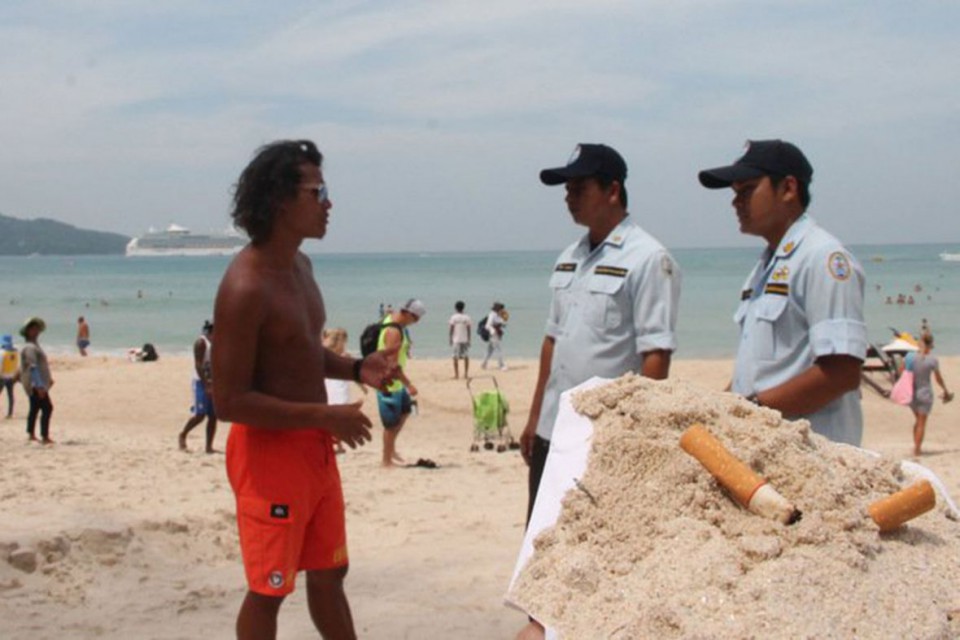 В Патонге полиция призвала туристов не брать ценные вещи на пляж