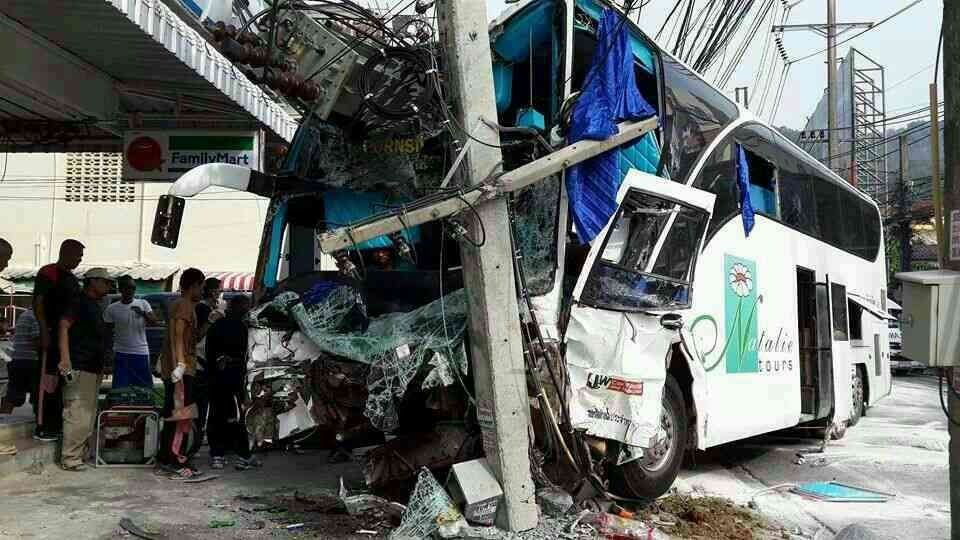 В Таланге автобус с китайцами врезался в столб