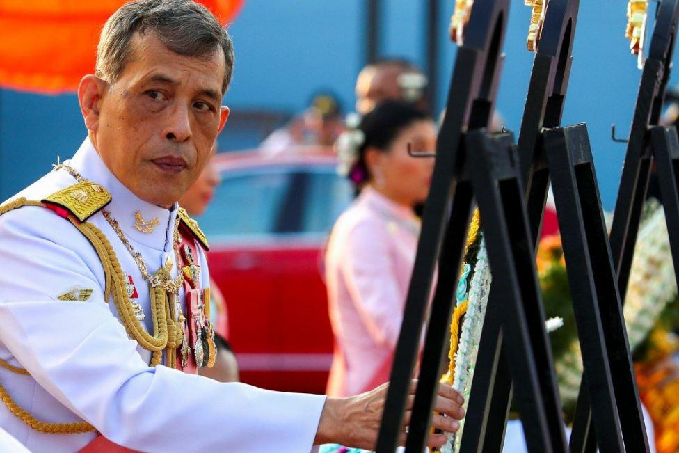 Король Таиланда выгоняет придворных со дворца