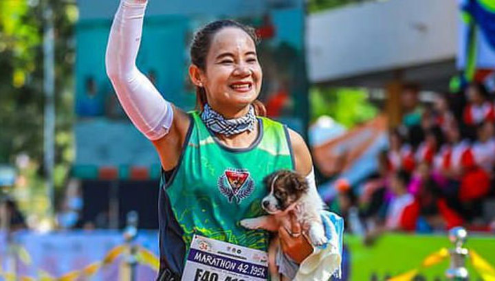 В Таиланде участница марафона пробежала 30 километров, держа в руках найденного по дороге щенка