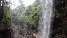 Камбоджа: Банлунг, водопад Cha Ong