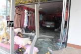 Phuket: Toyota drove to the store "Pumpui Apple Shop"