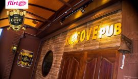 Пивной паб с интернациональной кухней (тайской и русской) The Cove Pub. Расположен паб на пересечении улиц Таппрайя и Джомтиен, прямо у золотой статуи Ханумана.