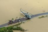 Пилоты ВВС Таиланда - помощь при наводнении