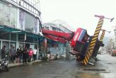 Строительный кран рухнул на здание (Пхукет- Патонг)
