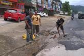 Жители Самконга починили разбитый участок дороги у Tesco Lotus