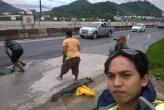 Жители Самконга починили разбитый участок дороги у Tesco Lotus