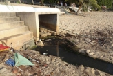 Вице-губернатор Чокди Арморнват пообещал, что проблема сточных вод на Сурине решится сама собой, когда будут снесены нелегальные постройки на пляже.