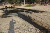 Вице-губернатор Чокди Арморнват пообещал, что проблема сточных вод на Сурине решится сама собой, когда будут снесены нелегальные постройки на пляже.