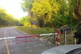 Власти Пхукета при поддержке военных разблокировали дорогу, ведущую к мысу Нга на острове Сирэ.